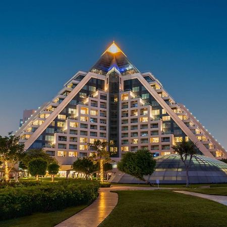 Hotel Raffles Dubai Esterno foto The pyramids at night