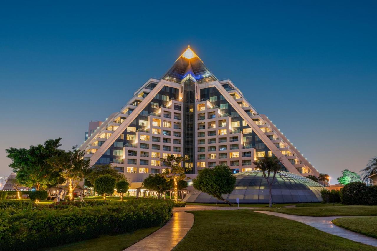 Hotel Raffles Dubai Esterno foto The pyramids at night