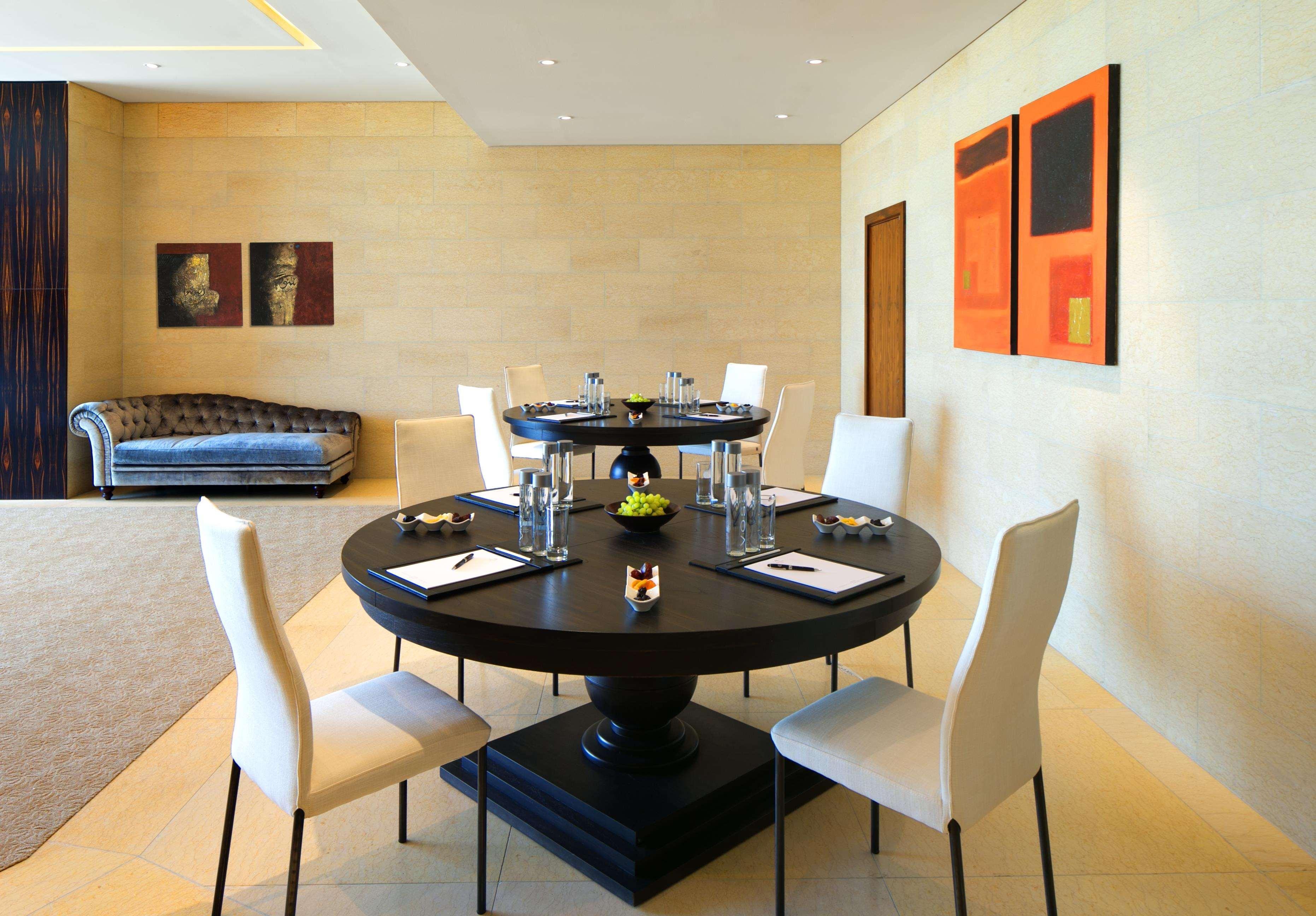 Hotel Raffles Dubai Affari foto A dining room