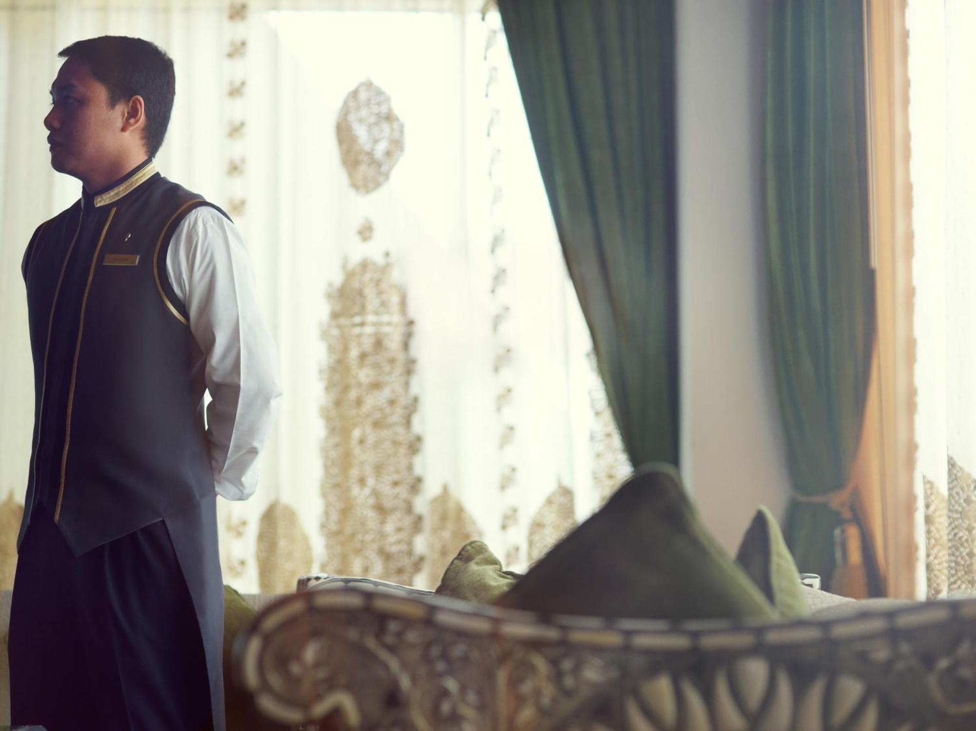 Hotel Raffles Dubai Esterno foto A Tajik man wearing a traditional dress