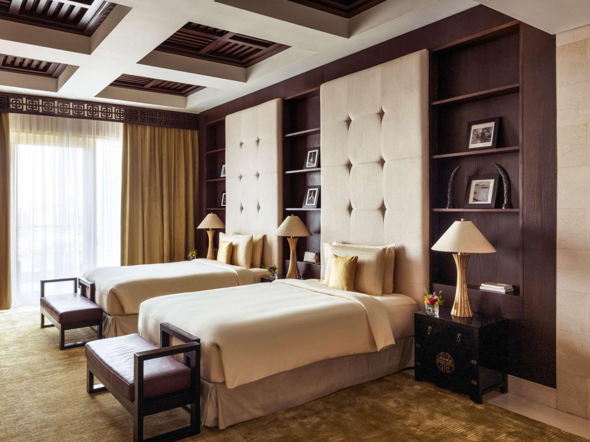 Hotel Raffles Dubai Esterno foto A bedroom at the Ritz-Carlton, Dubai