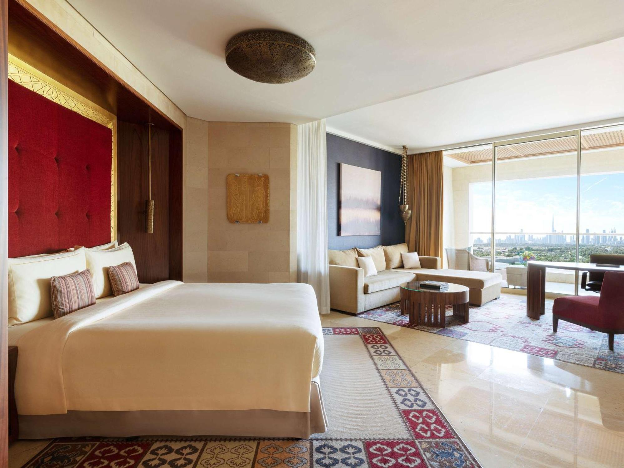 Hotel Raffles Dubai Esterno foto A guest room at the Ritz-Carlton, DIFC