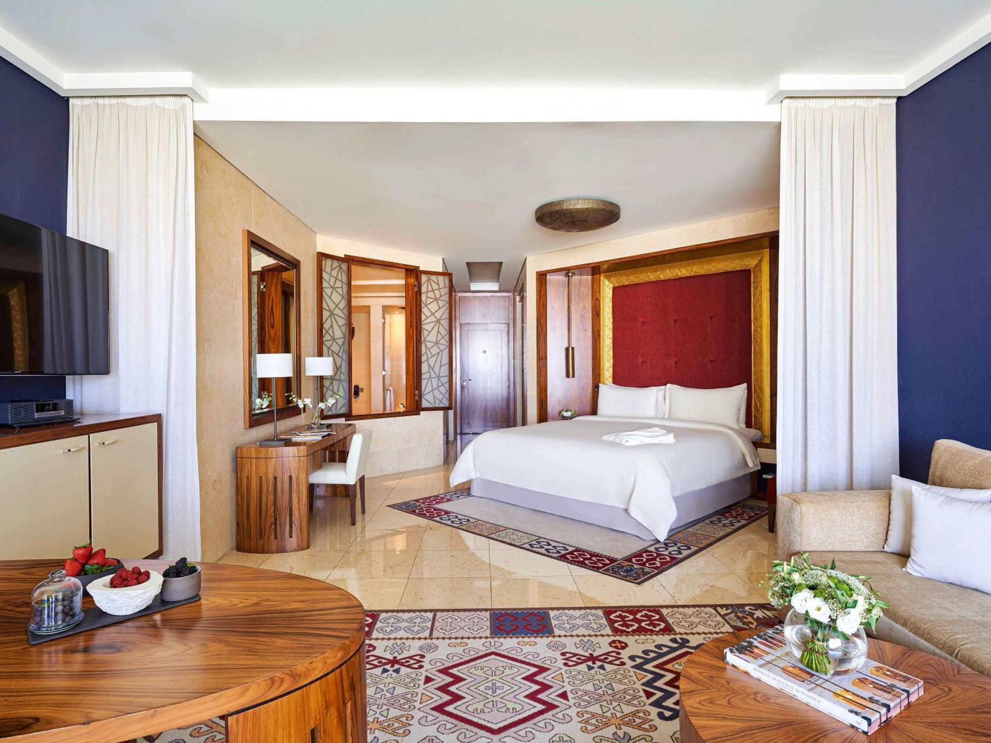 Hotel Raffles Dubai Esterno foto A guest room at the Four Seasons Hotel