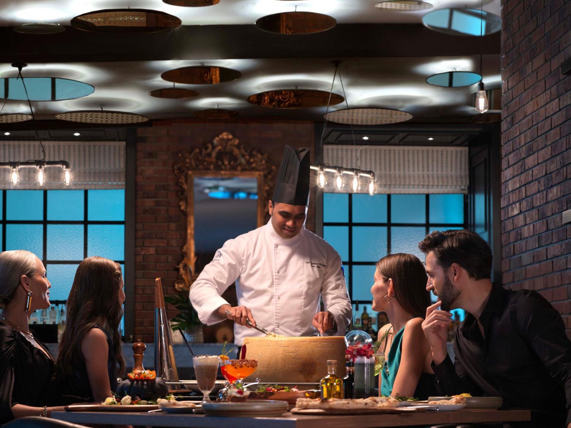 Hotel Raffles Dubai Esterno foto Chef at work